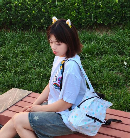 小猫和书包的奇幻之旅（一个可爱的小猫在书包中的惊喜冒险）